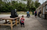 Des familles roms devant des maisons préfabriquées dans un village d'insertion, le 6 septembre 2018 à Saint-Genis-les-Ollières, près de Lyon