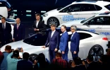 Le président du constructeur allemand BMW Harald Krueger pose devant une voiture I Vision Dynamics au salon de Francfort le 12 septembre 2017
