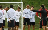 Les joueurs du PSG écoutent les consignes de leur entraîneur Unai Emery, le 5 août 2016 à Klagenfurt