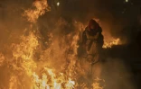 Un cavalier franchit un brasier dans le village espagnol de San Bartolome de Pinares pour les traditionnelles "Luminarias", le 16 janvier 2022