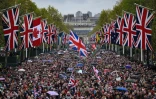 Foule réunie pour le couronnement du roi Charles III et de la reine consort Camilla, dans le centre de Londres le 6 mai 2023