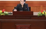 Kim Yo Jong écrit sur le livre d'or de la "Maison bleue", la présidence sud-coréenne à Séoul, le 10 février 2018