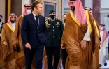 Le président français Emmanuel Macron et le prince héritier saoudien Mohammed ben Salmane, à Jeddah, en Arabie saoudite, le 4 décembre 2021