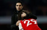 Le nouvel entraîneur d'Arsenal Mikel Arteta console le milieu de terrain Matteo Guendouzi après la défaite contre Chelsea, le 29 décembre 2019 à Londres
