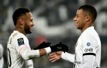 L'attaquant brésilien du Paris Saint-Germain, Neymar, est félicité par l'attaquant Kylian Mbappé, après son doublé contre Bordeaux, lors de la 13e journée de Ligue 1, le 6 novembre 2021 au Matmut Atlantique Stadium </p>
