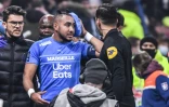 Le meneur de jeu de l'OM Dimitri Payet, touché par une bouteille d'eau jetée par un lyonnais du virage nord le 21 novembre 2021 au Groupama Stadium, en clôture de la 14e journée de Ligue 1