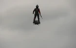 Franky Zapata, "l'homme volant", sur son "Flyboard" au-dessus des Champs-Elysées, le 14 juillet 2019 à Paris