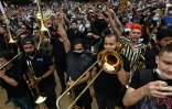 Des musiciens participent à une manifestation contre le gouvernement de droite du président Ivan Duque, le 5 mai 2021 à Medellin, en Colombie
