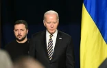 Le président américain Joe Biden et son homologue ukrainien Volodymyr Zelensky arrivent pour une conférence de presse à la Maison Blanche, le 12 décembre 2023 à Washington