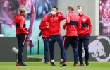 Des joueurs de Leipzig portant des masques à l'échauffement avant d'affronter Paderborn le 6 juin 2020
