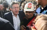 Le leader de La France Insoumise Jean-Luc Melenchon (G) parle avec un syndicaliste de la CGT lors d'une manifestation à Marseille, le 12 septembre 2017