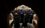 Des moines franciscains prient devant l'endroit où Jésus à été crucifié et mis au tombeau, selon la tradition, à l'intérieur de l'église du Saint Sépulcre à Jérusalem, le 23 février 2018