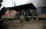 Un soldat syrien inspecte un site de production énergétique près d'Alep, en Syrie,le 21 février 2016