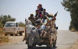 Des civils fuient le 26 juin 2018 les combats dans les zones rebelles de la province méridionale de Deraa où les forces du régime syrien mènent une offensive