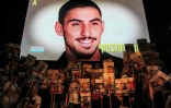 Photo de Rom Braslavski projetée sur un écran lors d'une manifestation des familles d'otages, à Tel-Aviv le 9 août 2025