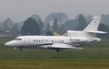 L'avion ramenant les cinq Français évacués du navire MV Hondius, où a été détecté un foyer d'hantavirus, à son arrivée à l'aéroport du Bourget, près de Paris, le 10 mai 2026