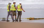 Pose d'un câble sous-marin à fibre optique sur la plage d'Arrietara près du village basque espagnol de Sopelana le 13 juin 2017
