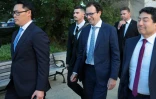 Le patron d'Anthropic Dario Amodei (3e à g) quitte le Capitole entouré de ses gardes du corps et assistants, le 28 septembre 2026