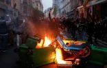 Feu de poubelles et de vélos en signe de protestation contre l'allocution télévisée du président Emmanuel Macron, après la promulgation de la réforme des retraies, le 17 avril 2023 à Paris