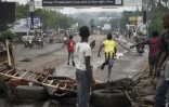 Des manifestants s'enfuient à l'arrivée de la police malienne, à Bamako, le 11 juillet 2020