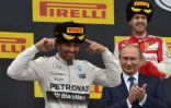 Lewis Hamilton vainqueur du GP de Russie sous le regard attendri du président Vladimir Poutine sur l'Autodrome de Sotchi, le 11 octobre 2015