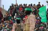 Des combattants du Hamas et des spectateurs se rassemblent sur le lieu de la remise des corps de trois otages israéliens morts en captivité, le 20 février 2025 à Khan Younès, dans le sud de la bande de Gaza