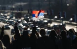 Des manifestants serbes protestent à Belgrade contre la corruption et l'effondrement meurtrier de la gare de Novi Sad, le 28 janvier 2025.