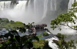 Des touristes marchent sur un pont du côté brésilien des chutes d'Iguazu, le 18 janvier 2012