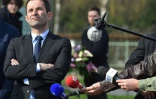 Benoît Hamon entouré de journalistes le 23 mars 2017 lors d'une visite à Strasbourg 