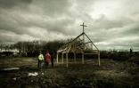 Une église en cours de construction dans la "Jungle" de Calais, le 10 février 2016