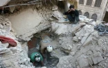 Des casques blancs recherchent les victimes d'un bombardement aérien sur un bâtiment d'Alep en zone rebelle, le 4 octobre 2016