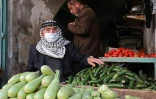 Un vendeur de légumes palestinien portant un masque, le 10 mai 2020 dans le centre de Hébron, en Cisjordanie occupée