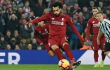 L'attaquant égyptien de Liverpool Mohamed Salah marque sur penalty contre Newcastle, le 26 décembre 2018 à Liverpool