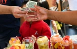 Un vendeur de fruits frais sur Hollywood Boulevard à Los Angeles (Californie) le 13 juillet 2022