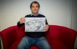 L'historien Guillaume Bourgeois, tenant une photo de son grand-père, le 10 octobre à Poitiers