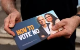 Un volontaire distribue des prospectis à l'entrée d'un bureau de vote le 14 octobre 2023 à Melbourne