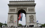 Le président Emmanuel Macron dépose une gerbe de fleurs sur la tombe du soldat inconnu à l'Arc de Triomphe, à Paris le 8 mai 2022
