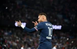 La star du PSG Neymar fĂŞte son but contre l'OM, le 17 avril 2022 au Parc des Princes