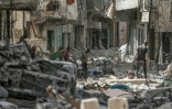 Des Palestiniens à la recherche d'objets personnels dans les ruines de Khan Younès le 22 avril 2024