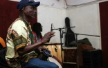 Un musicien soudanais le 18 mai 2022 lors d'un enregistrement dans un studio d'Omdurman, la ville jumelle de Khartoum