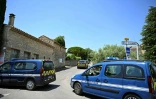 Des gendarmes bouclent un périmètre à Goult, dans le Vaucluse, où deux personnes sont mortes et trois autres gravement blessées après des tirs lors d'un mariage, le 22 juin 2025 