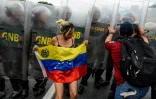 Affrontements entre des opposants au président vénézuélien Nicolas Maduro et la police anti-émeute à Caracas le 11 mai 2016