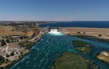 Ouverture des vannes du barrage de l'Euphrate à Tabqa, dans la province syrienne de Raqqa, alors que le niveau de l'eau monte le long du fleuve Euphrate, le 30 mai 2026
