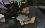Un technicien travaille dans une petite entreprise privée de sérigraphie à La Havane, le 22 juin 2026
