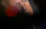 Le président américain Donald Trump parle aux journalistes à bord d'Air Force One, le 6 avril 2025
