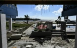 Un drapeau américain dans une maison endommagée par l'ouragan Hélène, à Steinhatchee en Floride le 27 septembre 2024