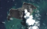 Image satellite fournie le 18 janvier 2022 par Maxar Technologies montrant la fumée et les cendres rejettées par le volcan Hunga-Tonga-Hunga-Ha'apai aux îles Tonga