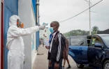 Contrôle de température à l'entrée d'une école de Kinshasa le 10 août 2020