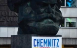 Chemnitz n'est ni grise ni brune", pouvait-on lire sur une immense affiche collée sous l'imposant buste de Karl Marx situé devant l'Hôtel de Ville. Chemnitz fut baptisée Karl-Marx-Stadt durant la période communiste en RDA.