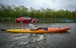 Un habitant contraint de se déplacer en kayak dans les rues inondées de Tampa, en Floride, le 30 août 2023
